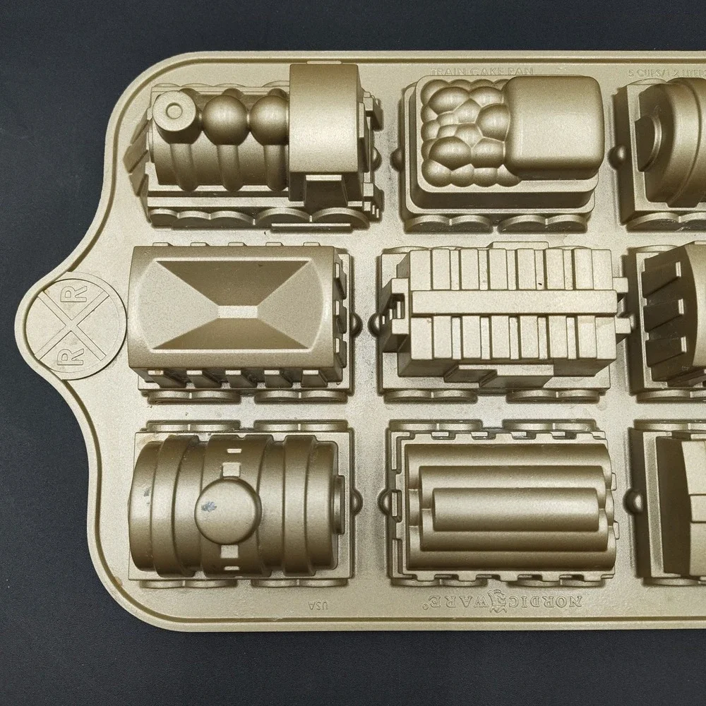NORDIC WARE Train Cake Pan‎ Choo Choo 9-Car Duty 5 Cups Functions Great 📸👀📏